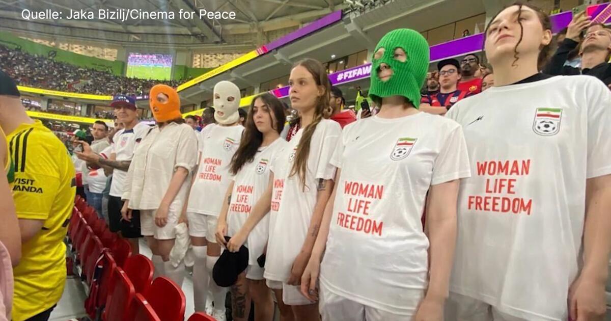 WM 2022 in Katar Pussy Riot protestieren auf WM Tribüne für Frauen im