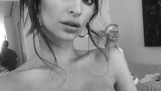 Photobomb bei Nackt-Bild: Damit hat Emily Ratajkowski wohl nicht gerechnet