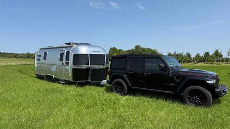 Airstream 684 Midnight Flamingo: Die legendäre "silberne Zigarre" im neuen Look
