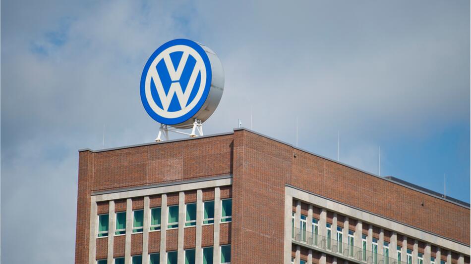 VW Logo auf Gebäude