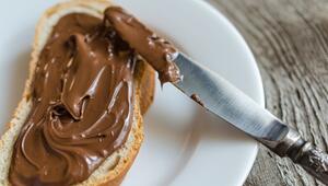 Schoko-Creme auf Brot