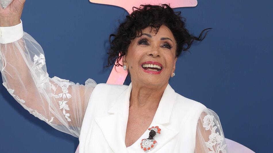 Verbreitet Glanz mit und ohne Diamanten: Shirley Bassey.