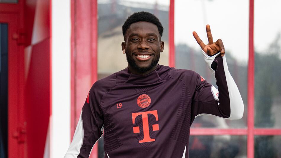 Neujahrsgruß: Bayern-Star Alphonso Davies hat sich verlobt