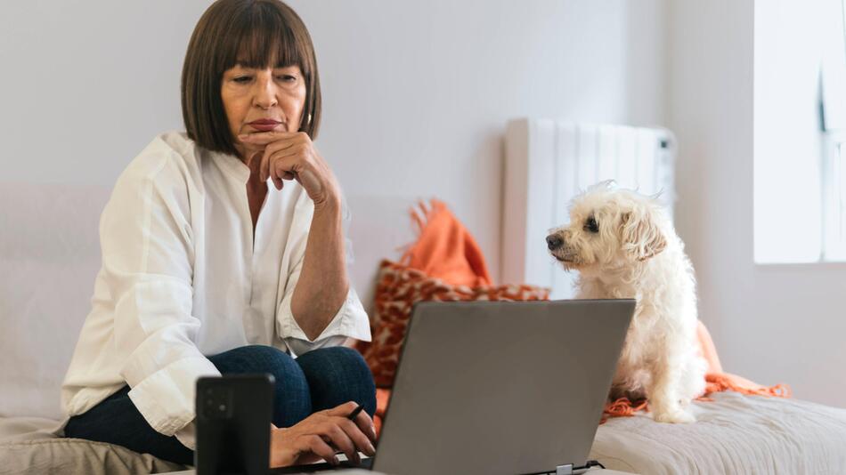 Frau am Laptop