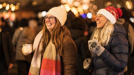 Frauen auf Weihnachtsmarkt