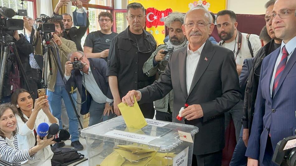 Kemal Kilicdaroglu beim Abgeben seines Wahlzettels