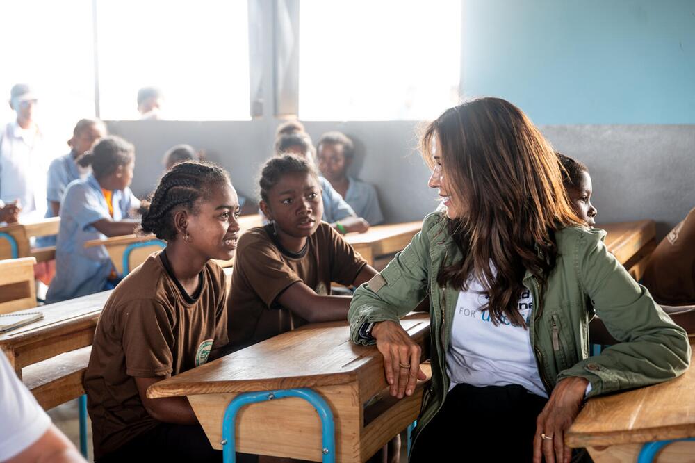 Tessa Page unterhält sich mit Schülerinnen in einer Schule in Madagaskar