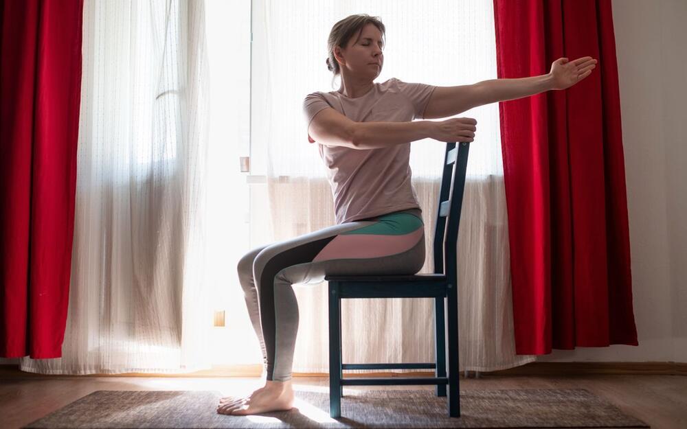 Yoga für Senioren - Übung: Drehung in der Taille, Kati Chakrasana
