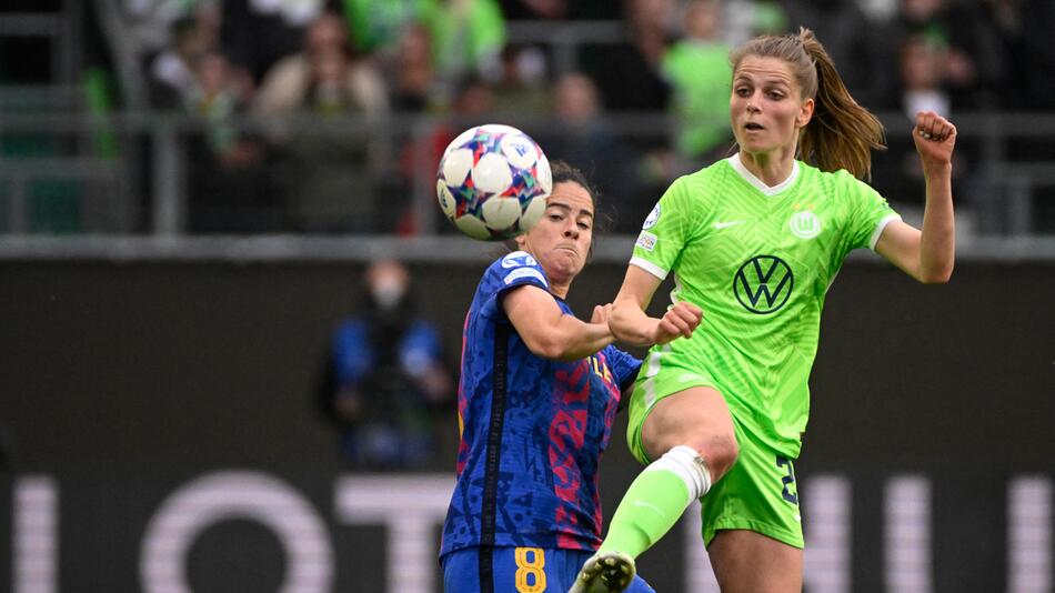 Barcelonas Marta Torrejon im Duell mit der Wolfsburgerin Tabea Waßmuth am 30. April 2022