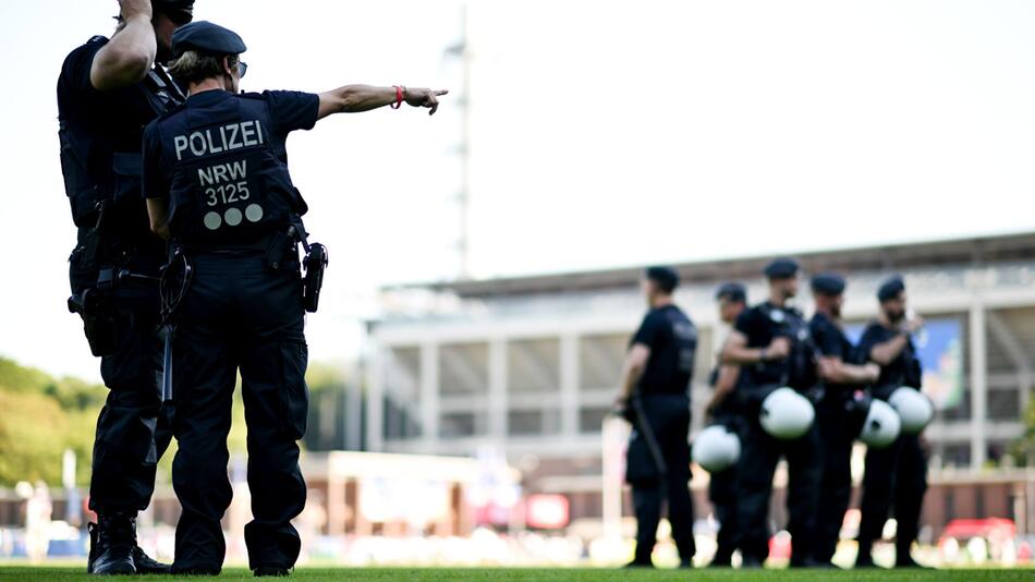 Polizei vor dem Kölner Stadion