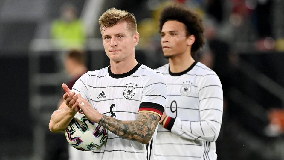 Die Nationalspieler Toni Kroos und Leroy Sane nach dem Länderspiel gegen Lettland