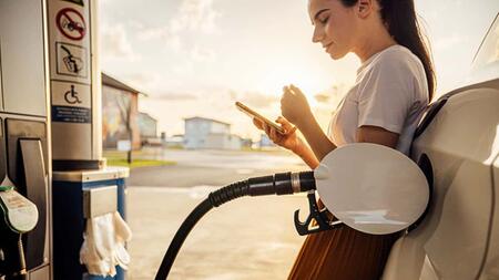 Gen Z an der Tankstelle: Warum Tanken für junge Fahrer Stress bedeutet