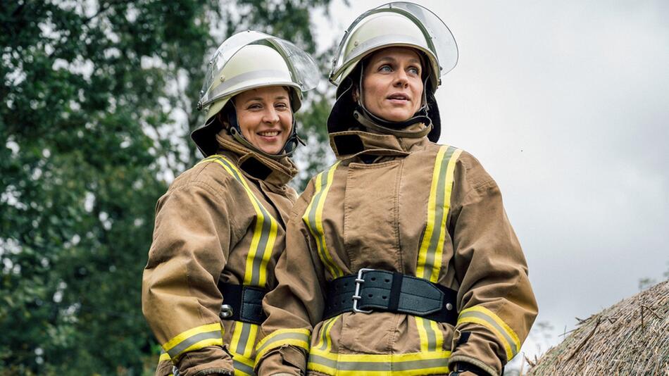 "Feuerwehrfrauen: Phönix aus der Asche": Die Feuerwehrfrauen Meike Honnich (Katja Danowski, l.) ...