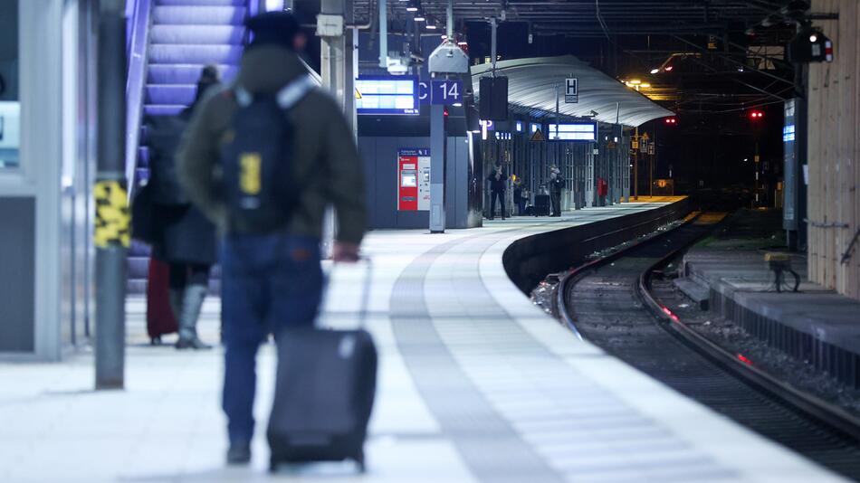 Menschenleerer Bahnsteig