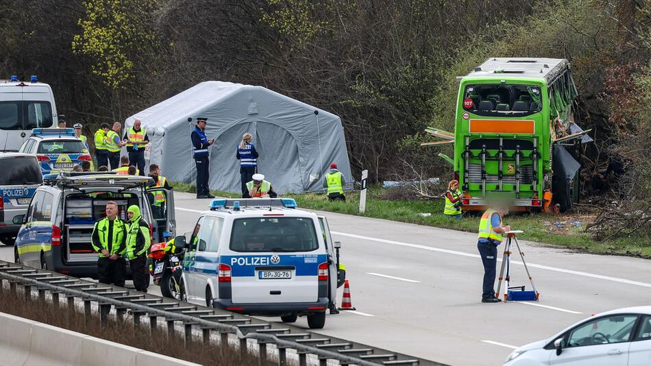 Unfall mit Reisebus auf A9 bei Leipzig