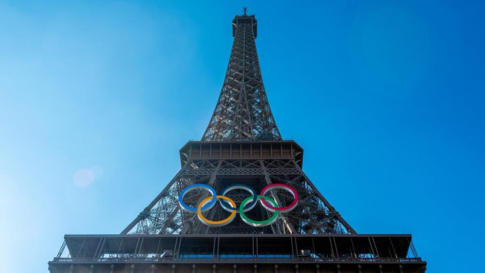 Den Eiffelturm schmücken die fünf olympischen Ringe.