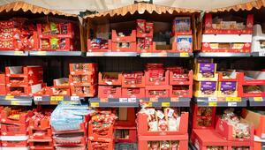 Regal mit Weihnachtssüßigkeiten