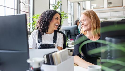 junge Frauen lachen im Büro