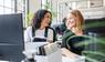 junge Frauen lachen im Büro