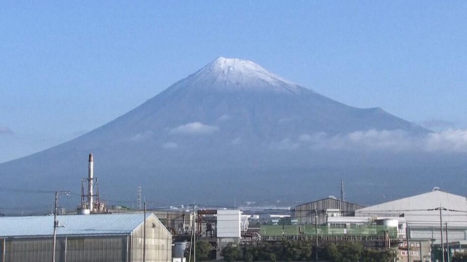 Mit über einem Monat Verspätung ist am Mittwoch auf dem Fuji der erste Schnee des Jahres gefallen.