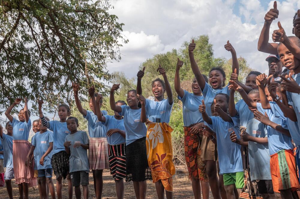 Kinder in Madagaskar zeigen mit dem Daumen nach oben