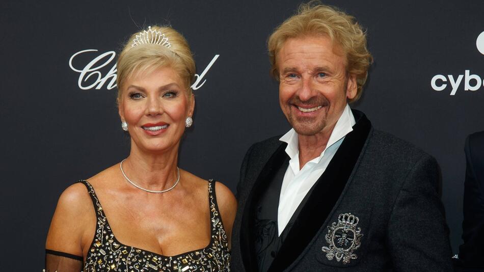 Thomas Gottschalk mit seine Partnerin Karina Mroß auf dem roten Teppich.