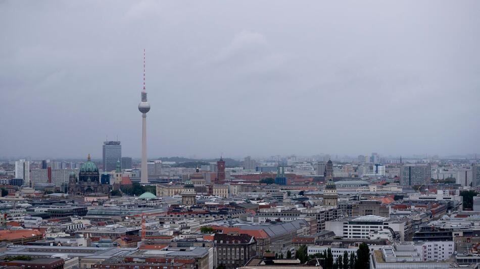 Bedecktes Wetter in Berlin mit Regen und Wind