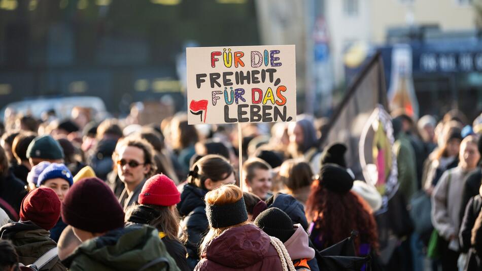 Versammlung gegen Rechts in Freiburg im Breisgau