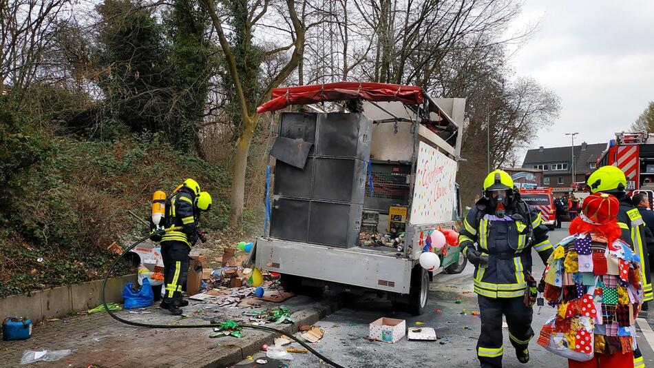 Karnevalswagen brennt in Oberhausen