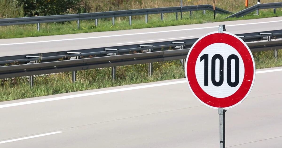 Auf der Autobahn Wie schnell muss ich mindestens fahren? 1&1 Auf der Autobahn Wie schnell muss ich mindestens fahren? 1&1