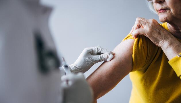 Ärztin impft eine Seniorin