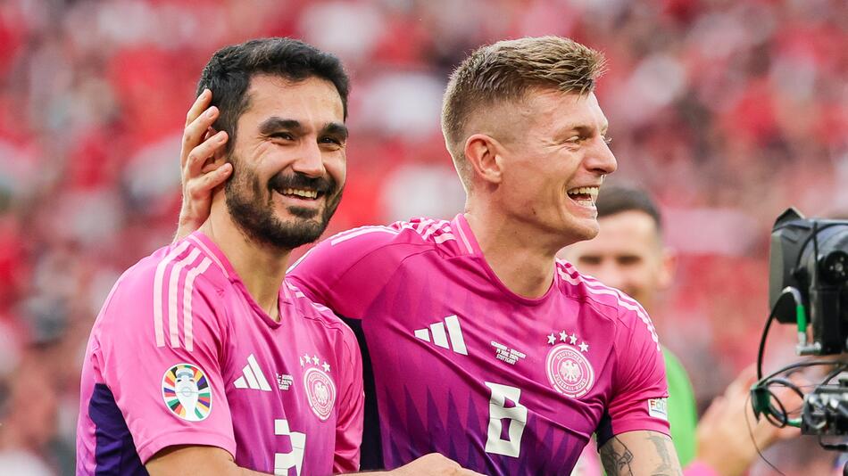 Ilkay Gündogan und Toni Kroos freuen sich über den Sieg über Ungarn im EM-Gr