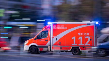 Zusammenstoß mit Schwertransporter: Senior schwer verletzt