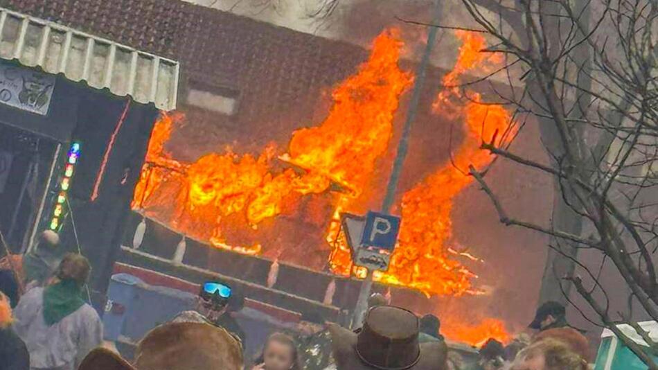 Faschingswagen bei Faschingsumzug in Brand geraten