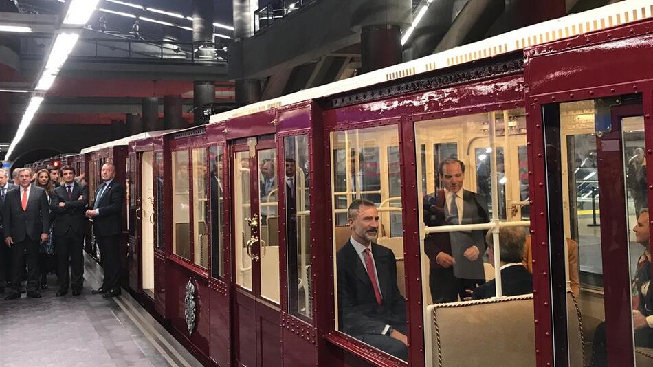 Spaniens König Felipe fährt mit der U-Bahn