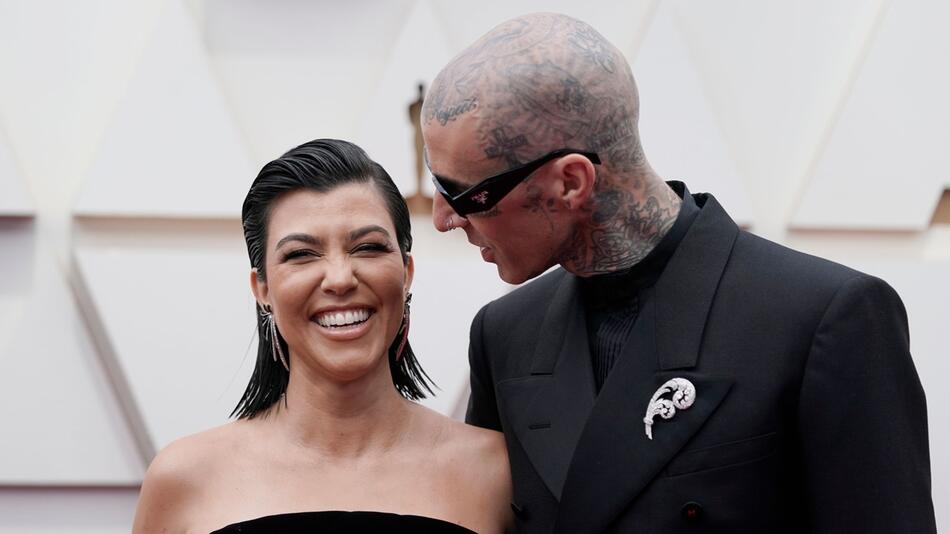 Kourtney Kardashian und Travis Barker stellen Baby Rocky vor