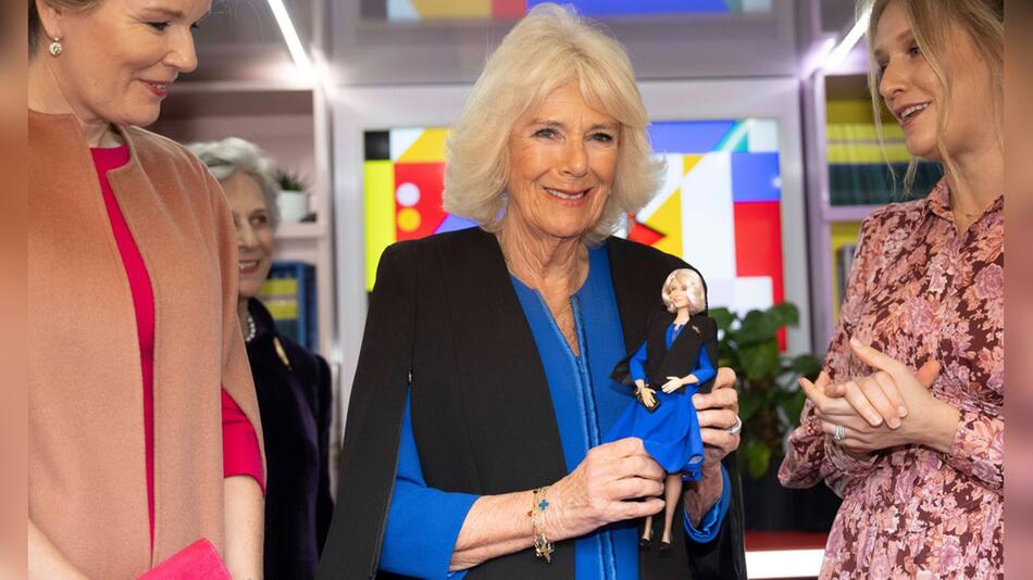 Königin Camilla mit ihrer Barbie-Puppe.