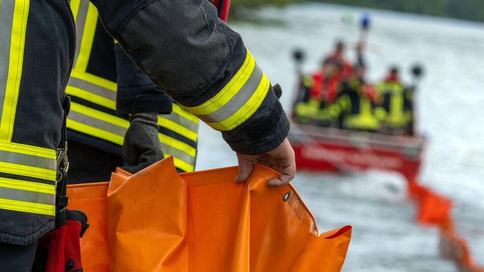 Übung der Feuerwehr zu einer Ölhavarie