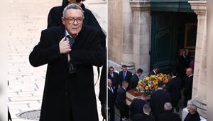 Brigitte Bardots Sohn Nicolas-Jacques war unter den Trauernden, rechts wird der Sarg der ...