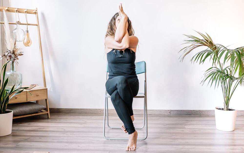 Yoga für Senioren - Übung: Adler-Arme, Garudasana