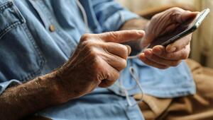 ältere Person tippt aufs Smartphone