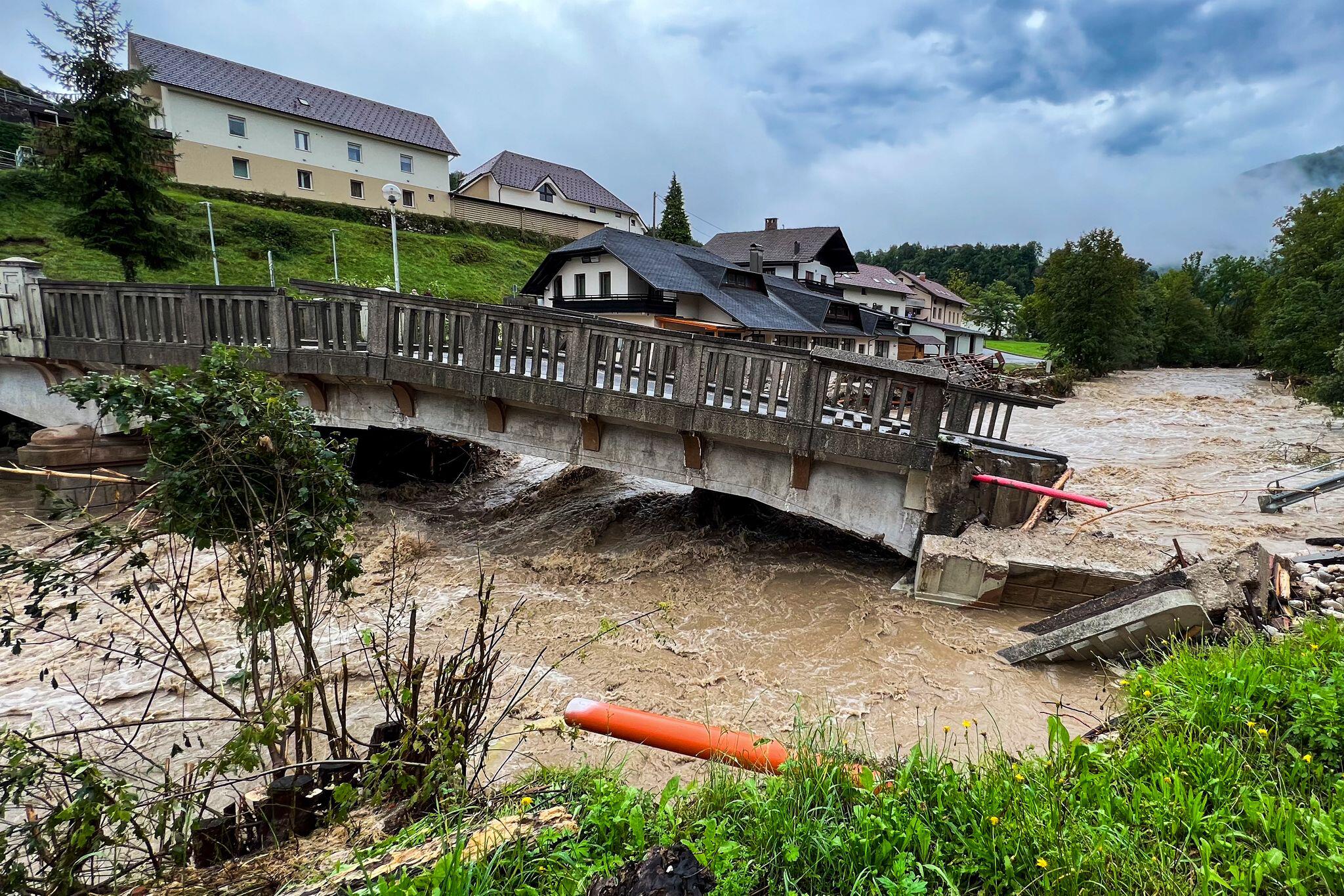 Damm in Slowenien gebrochen Mehrere D 246 rfer werden evakuiert 1 amp 1