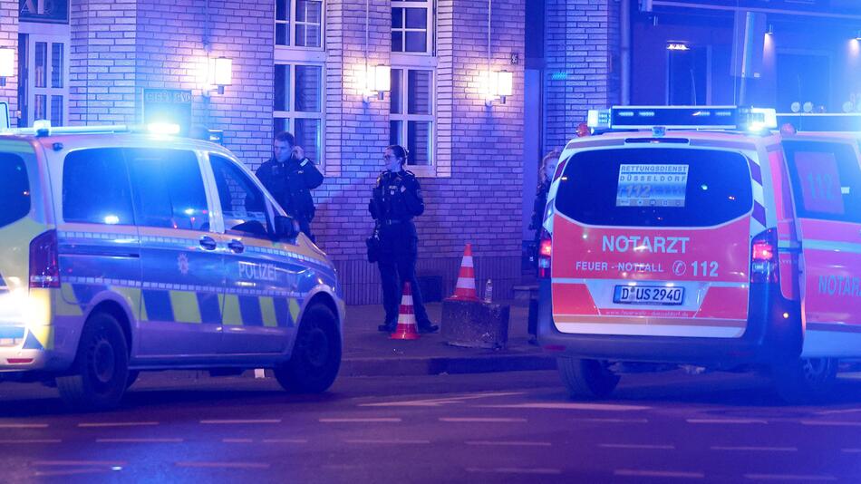 Polizei und Rettungskräfte vor einem Tatort in Düsseldorf Ortsteil Friedrichstadt.