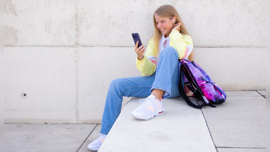 Vor allem für Teenager ist das Smartphone ein ständiger Begleiter. Wie können Eltern den ...