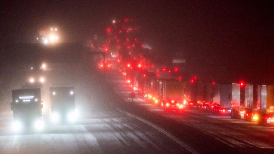 Winter in Rheinland-Pfalz - Autobahn 3 nach Schneefall gesperrt