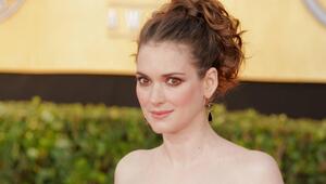 Nahaufnahme von Winona Ryder mit Hochsteckfrisur.