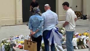 Trauer am Bondi Beach: Einen Tag nach dem Anschlag gedenken Menschen der Opfer.