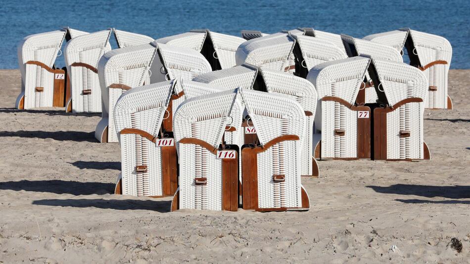 Erste Strandkörbe an der Ostsee