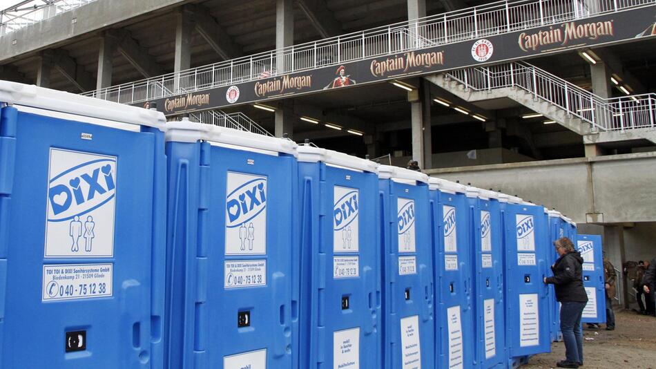 Dixi-Klos am Millerntor-Stadion des FC St. Pauli