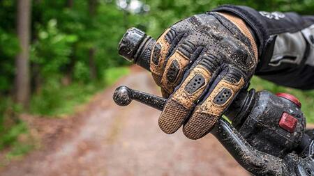 Neue Norm für Motorrad-Handschuhe in Arbeit: Brauchen wir die Handschuh-Pflicht in Deutschland?
